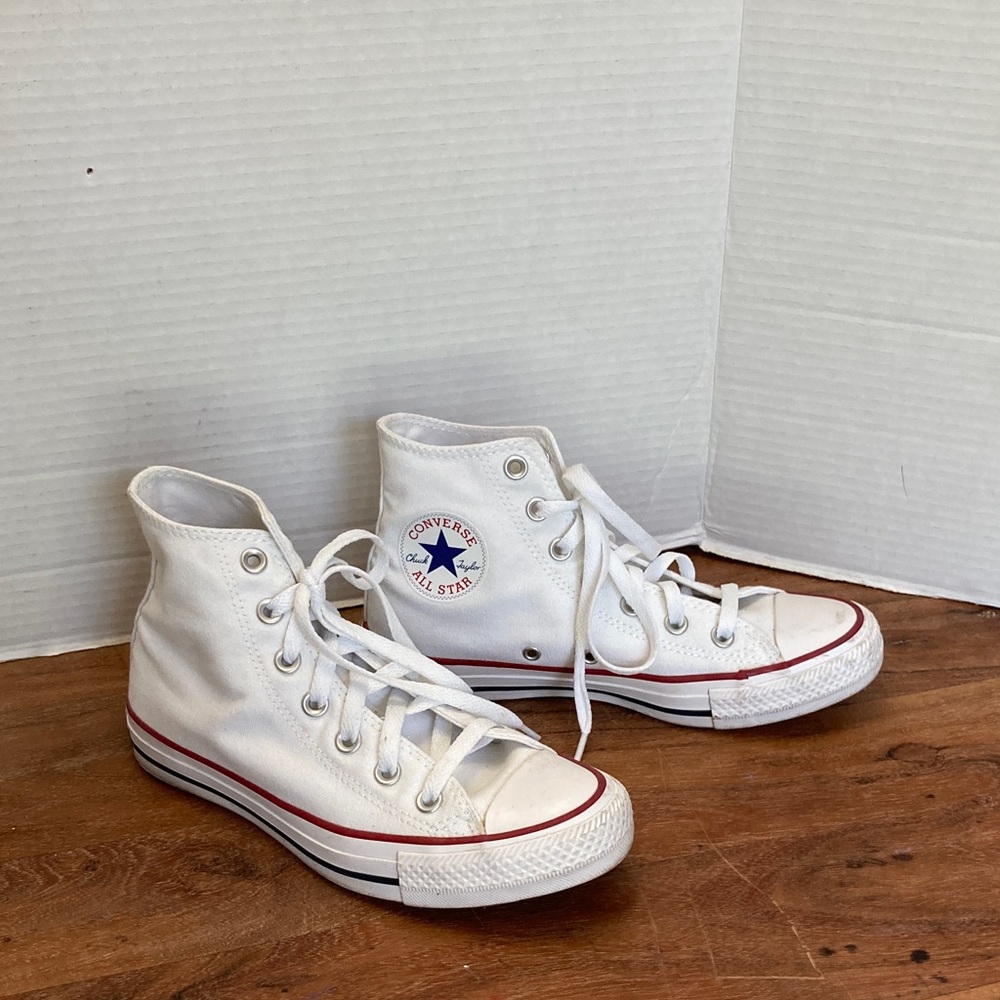Converse Chuck Taylor All Star Classic White High-Tops
Wo-6.5 Me-4.5